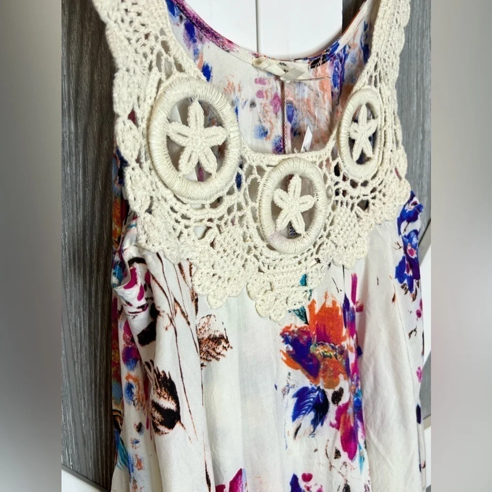 B4.31. NWOT Splash of Color Floral Sleeveless Crocheted Top Small - Picture 6 of 8